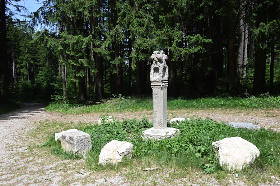 Grüne Martersäule auf dem Taubenberg zwischen Holzkirchen und Miesbach.